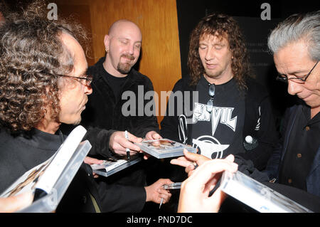 Deuxième (l-r) G-cinq, Steve "Lips" Kudlow et Edward James Olmos au cours de la réception de la sortie DVD de "l'histoire d'Anvil enclume' tenue à la WGA à Beverly Hills, CA le jeudi 8 octobre 2009. Photo de Richard Soria/ RPAC /fichier PictureLux GFiveKudlowOlmos02 #  Référence 10809RPAC pour un usage éditorial uniquement - Tous droits réservés Banque D'Images