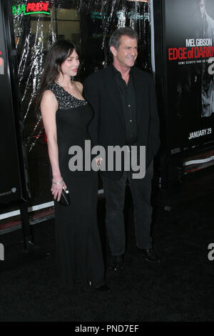 Mel Gibson et Oksana Grigorieva lors de la première de Warner Bros Pictures "Edge Of Darkness". Arrivants tenue au Grauman's Chinese Theatre à Hollywood, CA., 26 janvier 2010. Photo par : Richard Chavez / PictureLux GibsonMelAND #  de référence de fichier3 012610PLX pour un usage éditorial uniquement - Tous droits réservés Banque D'Images