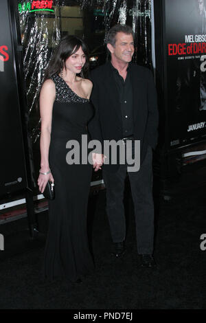 Mel Gibson et Oksana Grigorieva lors de la première de Warner Bros Pictures "Edge Of Darkness". Arrivants tenue au Grauman's Chinese Theatre à Hollywood, CA., 26 janvier 2010. Photo par : Richard Chavez / PictureLux GibsonMelAND #  de référence de fichier4 012610PLX pour un usage éditorial uniquement - Tous droits réservés Banque D'Images