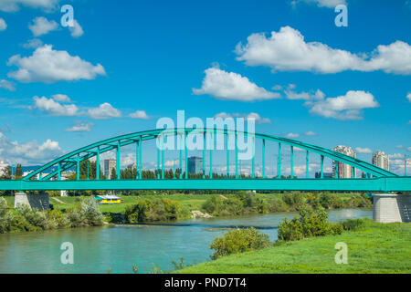 Green pont ferroviaire sur la rivière Sava à Zagreb et skyline moderne Banque D'Images