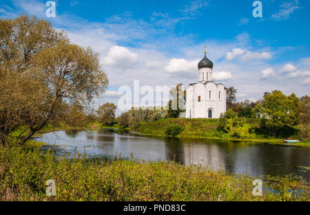 Église de l'Intercession de la Sainte Vierge sur la rivière Nerl, Russie Banque D'Images