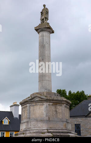 Une vue de l'Octogone avec sa colonne et la statue de saint Patrick, dans la ville de Westport, dans le comté de Mayo en Irlande. Banque D'Images