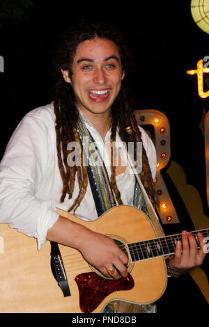 Jason Castro effectue à la série de concerts d'été du Grove lieu du Grove à Los Angeles, CA le mercredi, 19 août 2009. Photo de RPAC / PictureLux Référence de dossier Jason Castro11 81909RPAC pour un usage éditorial uniquement - Tous droits réservés Banque D'Images