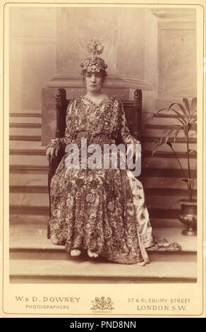 [Sarah Bernhardt que l'impératrice Théodora en Sardou's 'Theodora']. Date/période : 1884. Photographie. L'albumine sur carton (carte photo). Hauteur : 144 mm (5,66 in) ; Largeur : 106 mm (4,17 in). Auteur : W. et D. Downey. Banque D'Images