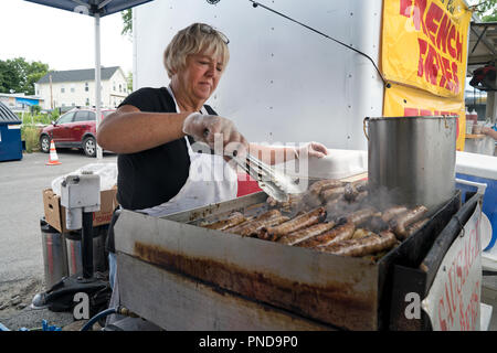 Une femme sur le gril saucisses et poivrons à l'assemblée annuelle de Roundup remorqueur Waterford, New York, un village à l'extrémité est du canal Érié. Banque D'Images