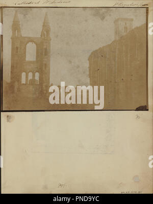 Le pignon est et bas-côté sud de la cathédrale de St Andrews avec Saint Regulus Tower, du nord-ouest. Date/Période : Ca. 1843. L'impression. Le sel, à partir d'un calotype négatif. Hauteur : 119 mm (4,68 in) ; Largeur : 168 mm (6.61 in). Auteur : attribué à William Holland Furlong. Banque D'Images