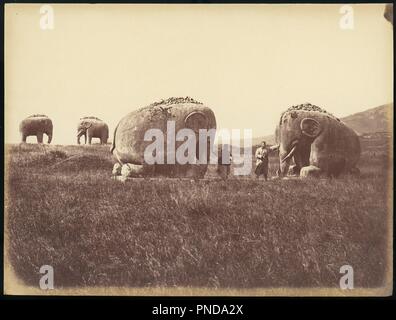 [Deux hommes par des statues d'Éléphants monumentaux, Chine]. Artiste : Inconnu. Date : 1860s-70s. Musée : Metropolitan Museum of Art, New York, USA. Banque D'Images