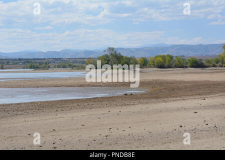 Augmentation de la plage sèche avec la diminution du niveau de l'eau au lac réservoir à Westminster Colorado Standley Banque D'Images