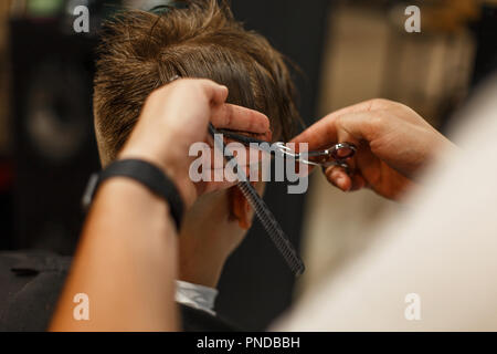Coupe de cheveux pour les hommes. Coiffeur professionnel faisant hairstyle Banque D'Images