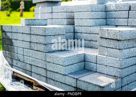 Pile de tuiles béton dalles prêt pour la pose du revêtement. L'installation de nouveaux carreaux ou dalles à l'allée, un trottoir ou un patio privé ou public à resi Banque D'Images