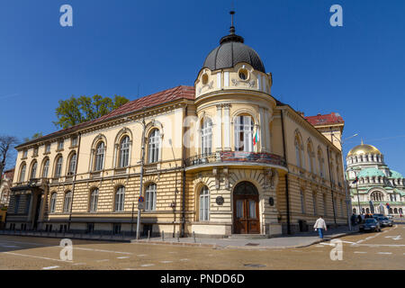 La bibliothèque de l'Académie bulgare des sciences avec la Cathédrale Saint Aleksandar Nevski derrière, Sofia, Bulgarie. Banque D'Images