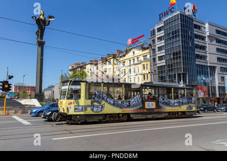 Un tramway électrique passant en face du monument de Sofia à Sofia, Bulgarie. Banque D'Images