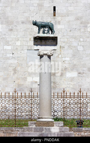 La louve romaine statue en bronze sur le haut d'une colonne à l'extérieur de la basilique d'Aquileia, Italie Banque D'Images