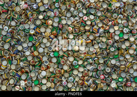 Berlin, Allemagne, 12.05.2018, l'énorme quantité de métal des bouchons de bière en doré, rouge, vert, bleu, blanc, argent, etc. Le recyclage, l'environnement, l'écologie Banque D'Images