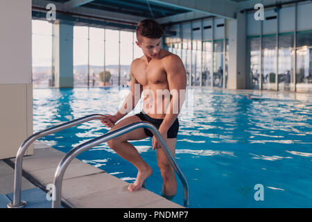 Les jeunes et mettre en place l'homme à la piscine Banque D'Images