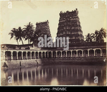 Madura. La Grande Pagode, Mootoo Alaghur Gopurum et à l'Est du réservoir. Date/période : 1858. Photographie. L'albumine à partir de négatifs papier ciré à l'albumine à partir de négatifs papier ciré. Hauteur : 314 mm (12.36 in) ; Largeur : 383 mm (15.07 in). Auteur : Linnaeus tripe. Banque D'Images