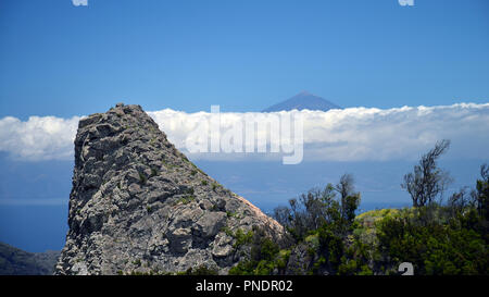 L'île de Ténérife vu de l'île de La Gomera avec volcan Teide sur les nuages Banque D'Images