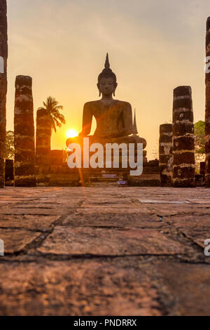 Bouddha dans les ruines du Wat Mahathat, Parc historique de Sukhothai, Thaïlande Banque D'Images