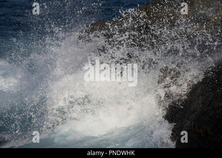 Vagues se brisant sur les roches dans l'île de Kéa, Grèce Banque D'Images