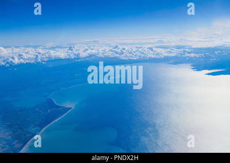 Vue aérienne du corps unique de Cumulus nuages d'orage sur la lagune de Venise et Trieste Golfe vu à travers une fenêtre de l'avion. Banque D'Images