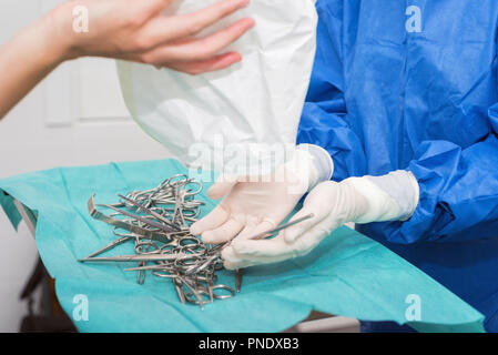 Instrumentiste de préparer les instruments médicaux pour l'opération Banque D'Images