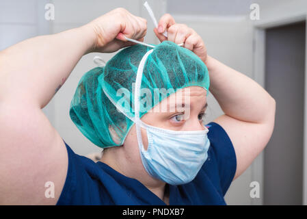 Portrait of nurse avec masque en salle d'opération Banque D'Images