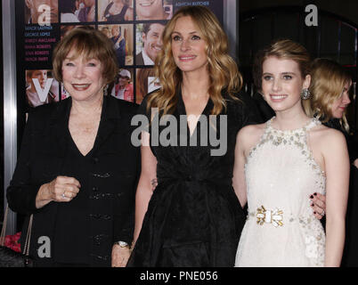 Shirley Maclaine, Julia Roberts et Emma Roberts à la Los Angeles World Premiere de la Saint-valentin tenue à l'Grauman's Chinese Theatre à Hollywood, CA le lundi, 8 février 2010. Photo par Pedro Ulayan 1568 Photo Pacific Rim de référence de dossier de presse ShirleyMaclaineJulia 01 20810RPAC pour un usage éditorial uniquement - Tous droits réservés Banque D'Images