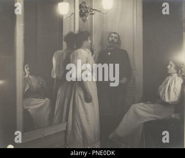 Portrait au miroir d'Henry Lerolle et ses deux filles, Yvonne et Christine Portrait d'Henry Lerolle avec deux de ses filles, Yvonne et Christine et un miroir. Date/période : 1895 - 1896. Photographie. L'albumine. Hauteur : 280 mm (11.02 in) ; Largeur : 370 mm (14.56 in). Auteur : Edgar Degas. Banque D'Images