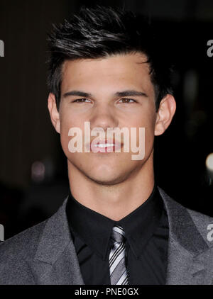 Taylor Lautner lors de la première mondiale de 'Valentine's Day' tenue à l'Grauman's Chinese Theatre à Hollywood, CA le lundi, 8 février 2010. Photo par RPAC Photo Presse Pacific Rim. Référence du fichier  #  Taylor Lautner 2810 3RPAC pour un usage éditorial uniquement - Tous droits réservés Banque D'Images