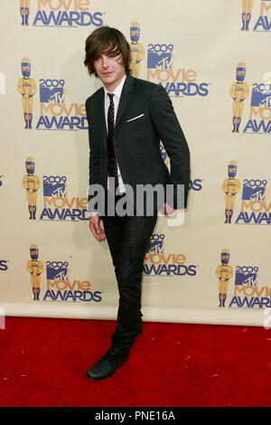 Zac Efron sur le tapis rouge pour les MTV Movie Awards 2009 s'est tenue à la Gibson Amphitheatre à Universal City, CA < le dimanche 31 mai 2009. Photo par Edwin Blanco/ RPAC /fichier PictureLux Zac Efron #  Référence 20090531  05RPAC pour un usage éditorial uniquement - Tous droits réservés Banque D'Images