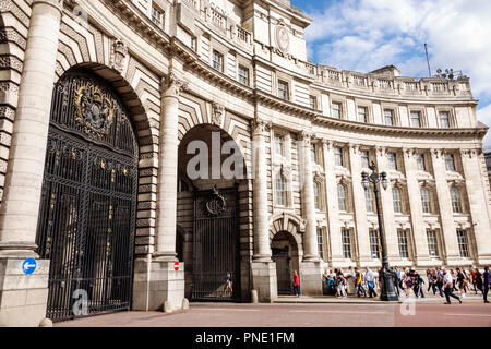 Londres, Angleterre, Royaume-Uni, St.Saint James's, The Mall, Admiralty Arch, bâtiment historique, arcade, passerelle de route cérémoniale, Aston Webb, piétons, GB fr Banque D'Images