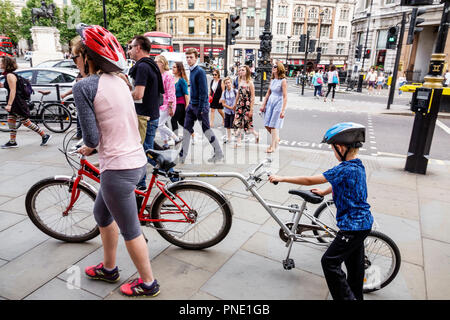 Londres Angleterre, Royaume-Uni Grande-Bretagne, St.Saint James's, Trafalgar Square, trottoir, marche, Trailgator, vélo vélo vélos vélo vélo ridin Banque D'Images