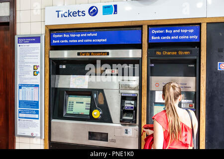 Londres Angleterre,Royaume-Uni,Charing Cross métro Station métro tube métro, transport en commun, intérieur, distributeurs de billets en libre-service, vente de cartes d'huîtres Banque D'Images