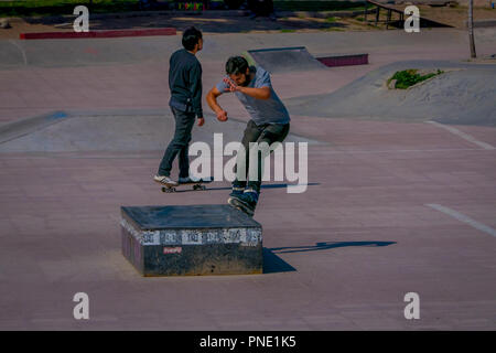 SANTIAGO, CHILI - 13 septembre 2018 : vue extérieure de deux jeunes adolescents de patinoires et de dumping dans un parc public de pierres situé dans la ville de la République à Santiago Banque D'Images