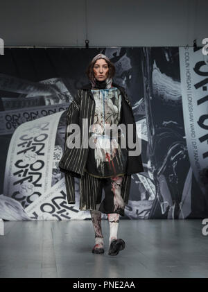 ON OFF PRÉSENTE ES19 IA LONDRES. En DESCENDANT LA PASSERELLE DU MODÈLE À LA LONDON FASHION WEEK, LE MARDI 18 MAI 2019, septembre 180 THE STRAND Banque D'Images