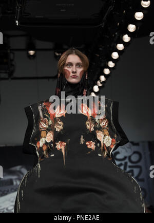 ON OFF PRÉSENTE ES19 IA LONDRES. En DESCENDANT LA PASSERELLE DU MODÈLE À LA LONDON FASHION WEEK, LE MARDI 18 MAI 2019, septembre 180 THE STRAND Banque D'Images