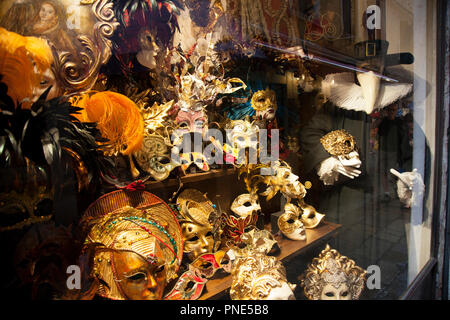 Masques vénitiens colorés utilisés pour le carnaval, à l'affiche dans une vitrine Banque D'Images