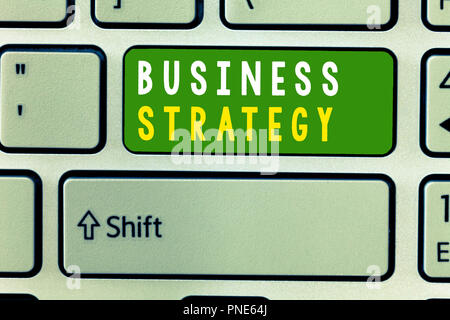 Texte de l'écriture de la Stratégie d'affaires. Sens concept plan de jeu de gestion pour atteindre le but ou objectif. Banque D'Images