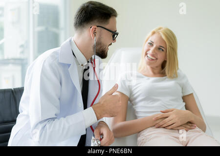 Doctor showing Thumbs up pour femme patient pour de bonnes nouvelles. Woman smiling patient lors de l'écoute une bonne nouvelle. Banque D'Images
