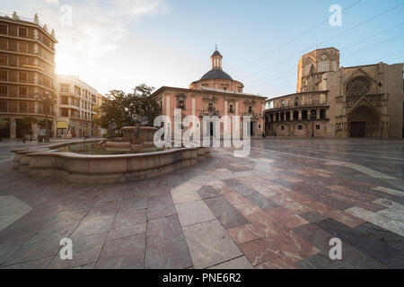 Square de la Vierge Sainte Marie, la cathédrale de Valence, de la Basilique de la Virgen impuissants à matin à Valence, en Espagne. Banque D'Images