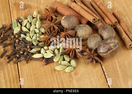 Tas d'épice sèche, girofle, tas de graines de cardamome brut dispersés à sec, bande d'épices anis sec, fruits séchés muscade, cannelle à sec, allongé sur Banque D'Images