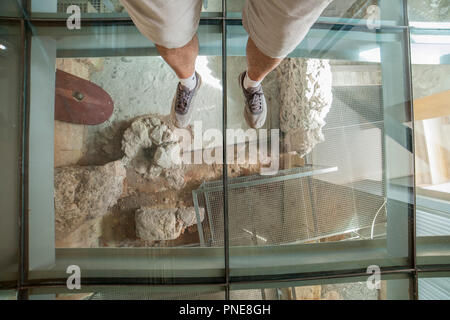 Cartagena, Espagne - Septembre 14th, 2018 : Visiteur sur le sol en verre de centre d'interprétation de mur Punique Banque D'Images
