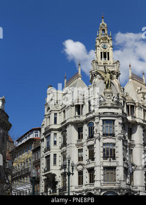 Porto, Portugal - Mars 23, 2015 : détails architecturaux de l'un des nombreux bâtiments intéressants de l'Avenue Aliados, la rue principale Banque D'Images