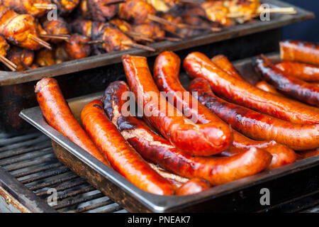 Les saucisses grillées et les brochettes de poulet Banque D'Images