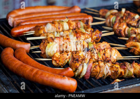 Les saucisses grillées et les brochettes de poulet Banque D'Images