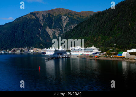 Les navires de croisière sont alignées en Juneau, Alaska Banque D'Images