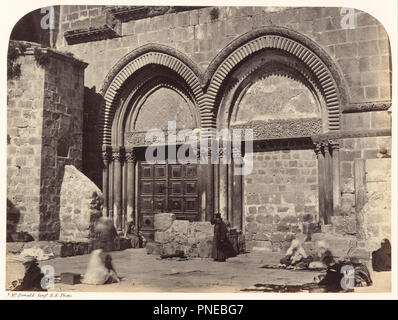 Entrée de l'église du Saint-Sépulcre. Date/période : 1864 - 1865 impression négative. L'impression. Épreuve à l'argent. Hauteur : 173 mm (6.81 in) ; Largeur : 232 mm (9,13 in). Auteur : Sgt. James M. McDonald. Banque D'Images