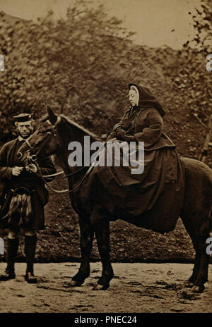 La reine Victoria le 'Fyvie' avec John Brown à Balmoral. Date/période : 1863. Photographie. Carte de visite. Hauteur : 920 mm (36,22 po) ; Largeur : 610 mm (24.01 in). Auteur : George Washington Wilson. Banque D'Images