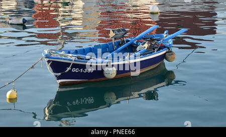 Bateau de pêcheurs sur l'océan calme à la Galettas harbour, Tenerife, Canaries, Espagne Banque D'Images