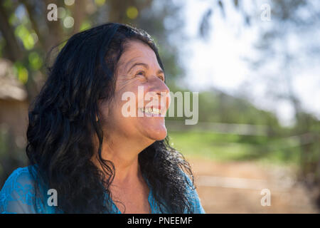 Charmante femme d'âge moyen dans le parc d'été - Rire - Une femme mature women smiling Banque D'Images